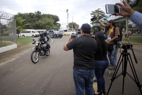 Momento en que Roberto Borge, llega al Aeropuerto Internacional de Tocumen para ser entregado a las autoridades mexicanas.