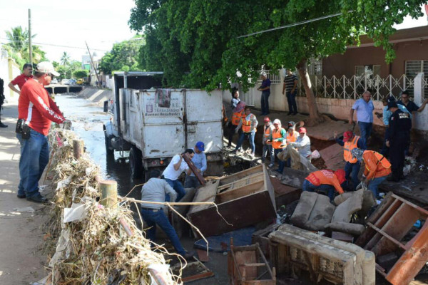 Familias de Culiacán se rehúsan a tirar muebles mojados y representa riesgo