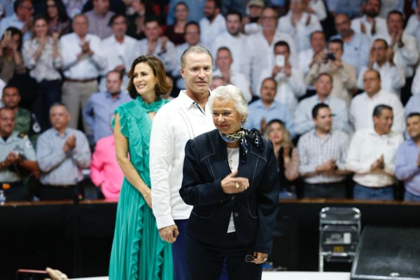 Llega Quirino a su informe acompañado por Olga Sánchez Cordero