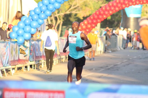 Wilfred Nyatogo gana los 5K del Maratón Pacífico 2018.