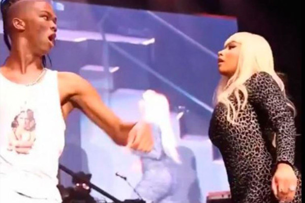 Nicki Minaj es 'opacada' por fan de Sudáfrica