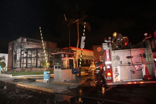 Consume incendio un restaurante en Zona Dorada de Mazatlán
