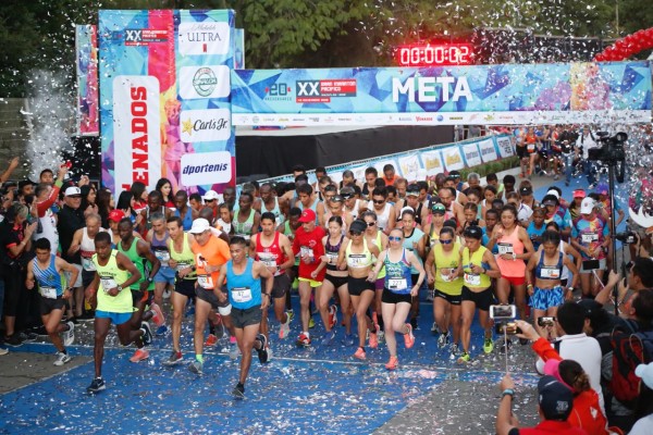 Los miles de competidores se enfilan por la gloria.