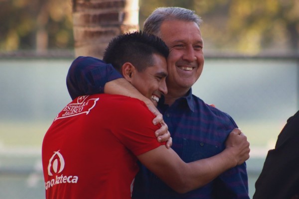 Atlas recibe la visita de Tata Martino previo a su duelo ante Lobos BUAP