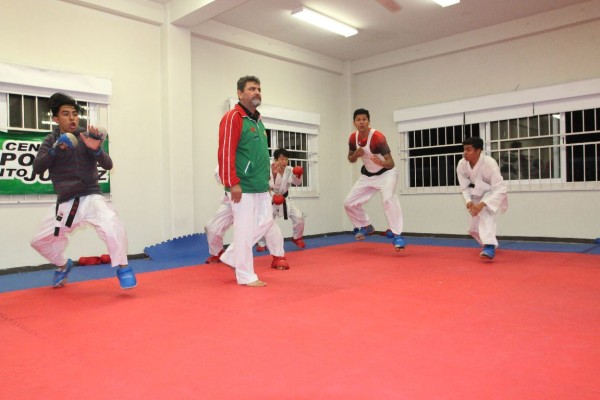 Viajan karatecas mazatlecos en busca de boletos para Olimpiada Nacional 2019