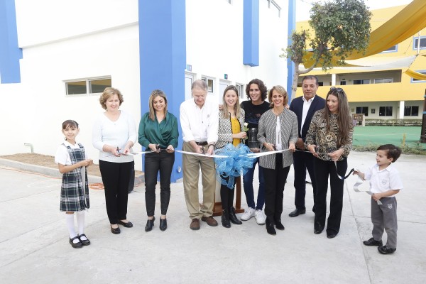 La familia Madero y directivos al momento del corte del listón.