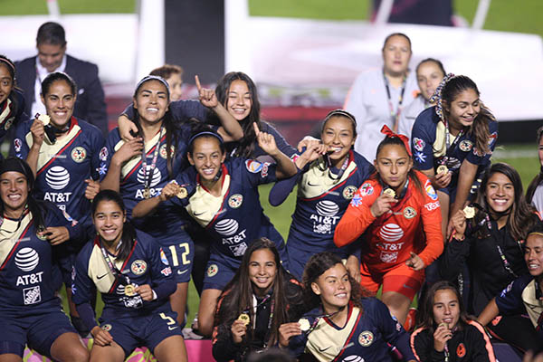 Las americanistas celebran su título.