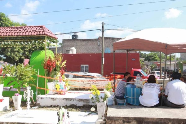 Pese al calor, no faltan a su cita con sus muertitos