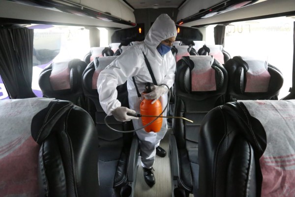 En Central Camionera de Mazatlán, desinfectan camiones que llegan al puerto