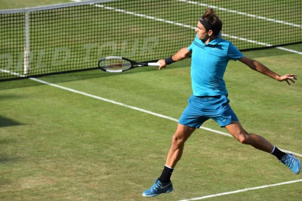 Roger Federer vence en dos sets a a Milos Raonic.