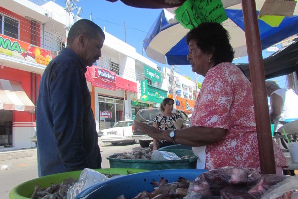 El camarón se vende muy caro.