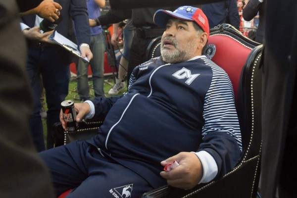 Maradona recibe trono 'leproso' en su visita al Newell's