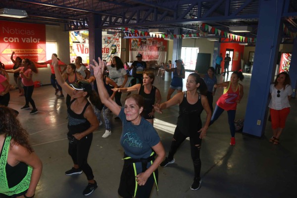 Cerca de 60 participantes hubo en la Master Class de Zumba Fitness.