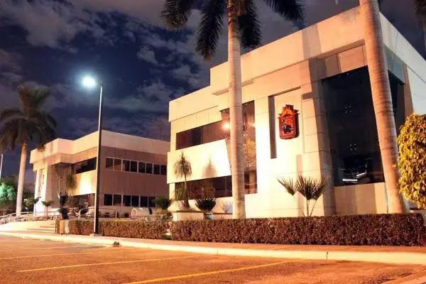 El proyecto incluye trabajos de retiro y demolición, construcción de muros y castillos, colocaciones, acabados, cancelería, instalaciones eléctricas, carpintería y mobiliario.