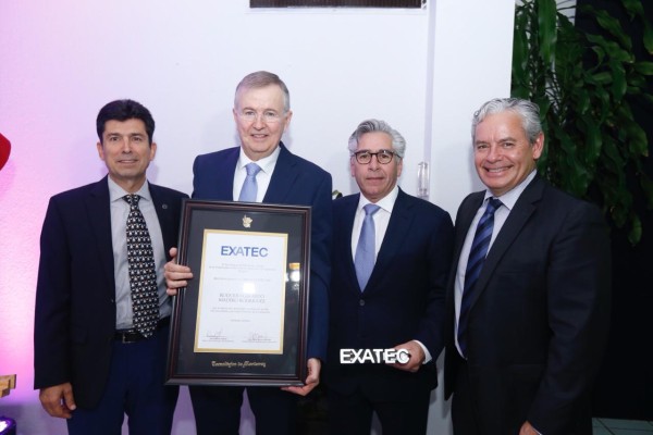 Recibe Rodolfo Madero galardón al Mérito EXATEC