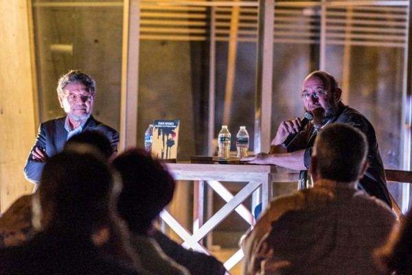 Élmer Mendoza presentó su libro en el Jardín Botánico, ante amigos, familiares y lectores.