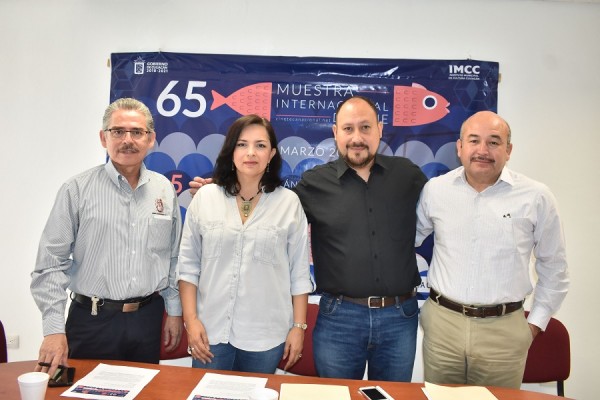 Carlos Morales, Minerva Solano, Alán Mimiaga, Mario Escalante dan detalles de la muestra.