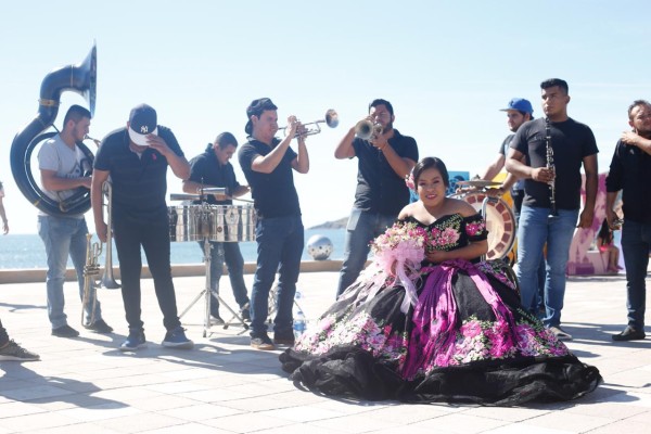 Vania cumple su sueño de festejar sus quince años en Mazatlán