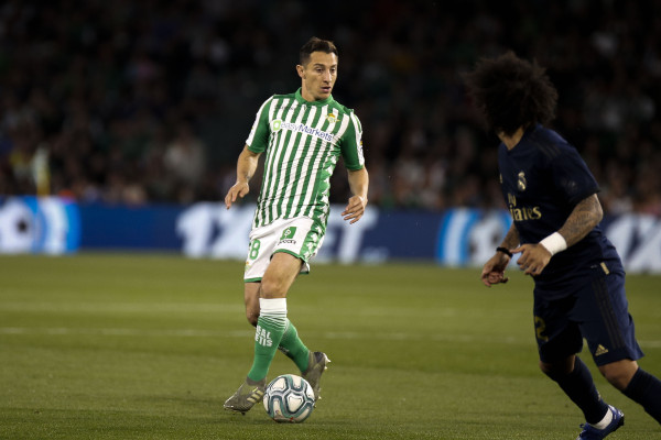 El Madrid ‘devuelve’ liderato al Barcelona al caer con el Betis