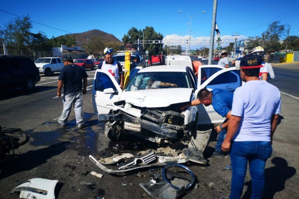 Siete lesionados deja choque en la salida norte de Mazatlán