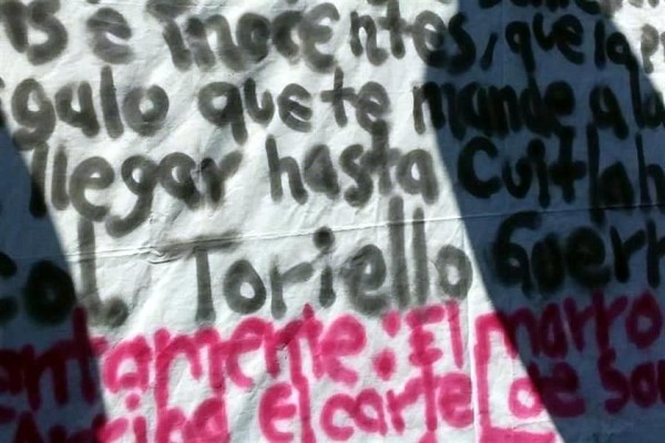 Aparece manta con amenaza para AMLO firmada presuntamente por líder huachicol en Guanajuato