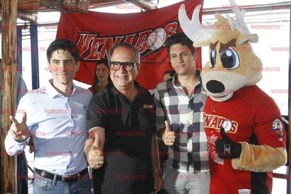 José Antonio Toledo Pinto, José Antonio Toledo Ortiz y Lucio Toledo Pinto junto al Venny.