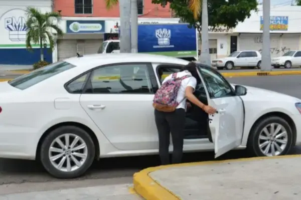 Conductores que estén realizando viajes usando la app de Uber, en los más de 70 aeropuertos del país, no podrán ser detenidos por autoridades en la zona federal de los aeropuertos.