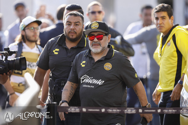 Presión es que la gente no puede llevar ni $100 a su casa, dice Maradona