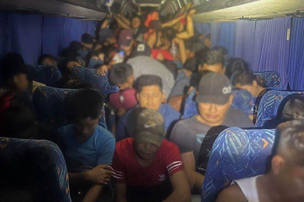 $!Localizan a 371 migrantes abandonados en camiones en Moloacán y Tres Valles, en Veracruz