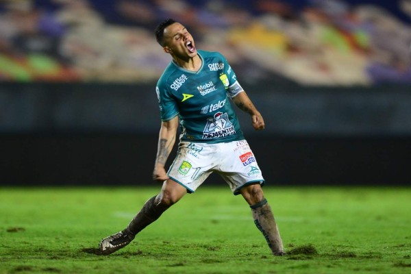 Luis Montes celebra su golazo.