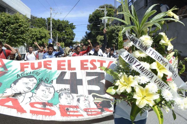 Entregan galardón ‘Tata Vasco 2016’ a padres de los 43 normalistas