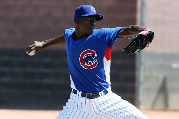 Suspenden a pítcher de Tecolotes tras hallarle brea en su guante