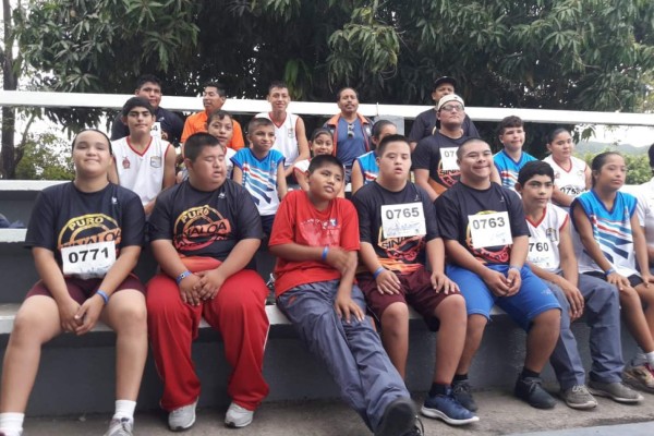 Pese a dificultades, alumnos del CAM 11 de Rosario acuden a competencia deportiva nacional
