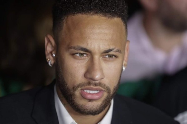 El Barcelona y Neymar no llegan a un acuerdo; el futbolista se fue de fiesta y no se presentó en el juicio