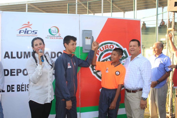 Arturo Moreno Alvarado y Luis Santiago Cavada Amaya son los encargados de levantar el interruptor oficialmente.