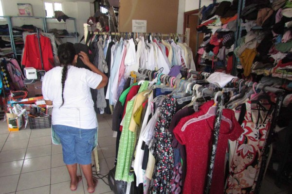 El día de hoy se realiza el bazar en las instalaciones de Cáritas Diocesanas de Mazatlán.