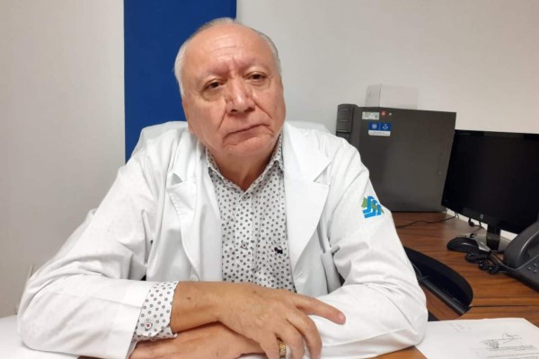 Alcalde de Escuinapa recibe la vacuna contra el Covid-19; director del Hospital General lo justifica y es removido