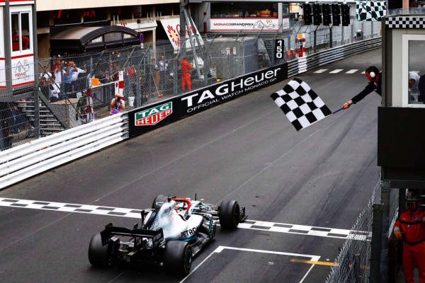 Lewis Hamilton recibe la bandera a cuadros. (Foto: @MercedesAMGF1)