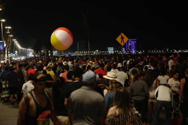 Reportan afluencia de más de 26 mil bañistas en playas de Mazatlán