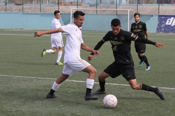 Cerrado encuentro disputaron Tiburones de Mazatlán y Familia Fajardo en la Unidad Deportiva Flores Magón.