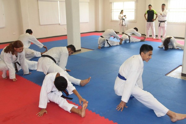 Regresan artemarcialistas mazatlecos con 23 medallas del Campeonato Estatal de Karate Do