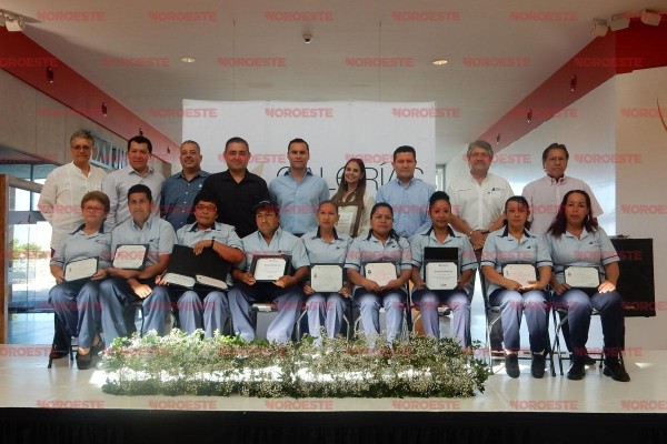 Personal del centro comercial Galerías Mazatlán termina con éxito sus estudios de primaria y secundaria