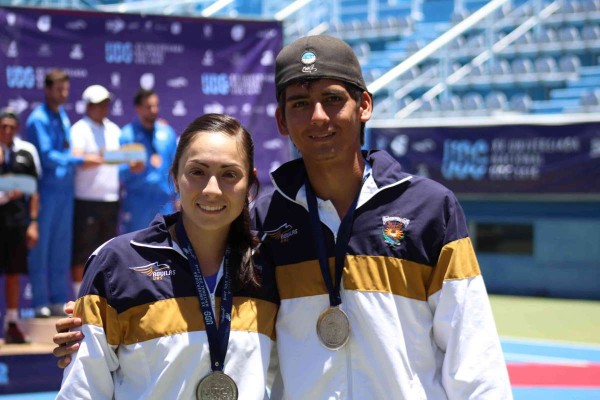 Grecia Reynaga y Juan Navarro con su medalla de plata.