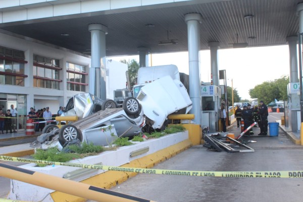 Tráiler se queda sin frenos, en caseta de cobro de El Limón de los Ramos, y choca dos unidades; madre e hija, heridas