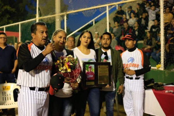 Reconocen a Carvajal Betancourt en inauguración de Liga Infantil y Juvenil de Beisbol de Mazatlán