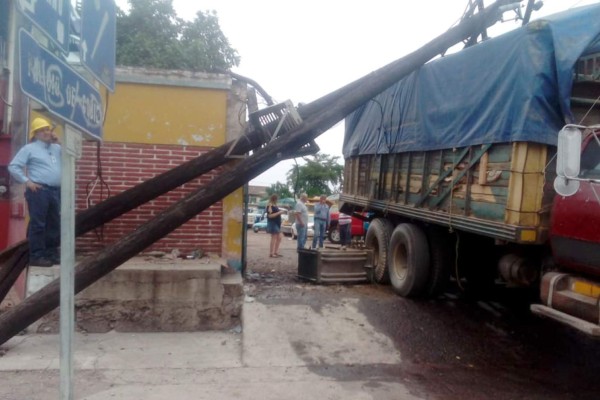 Derriba torton un transformador de energía eléctrica en la Calzada Zapata de Culiacán