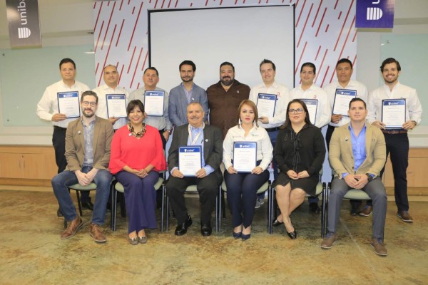 Directivos e instructores celebraron su logro.