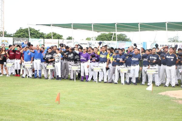 Los jugadores rinden la protesta deportiva.