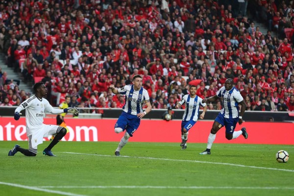 Héctor Herrera anota golazo que podría valer título al Porto