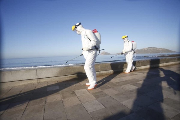 Los cazavirus desinfectan el malecón de Mazatlán